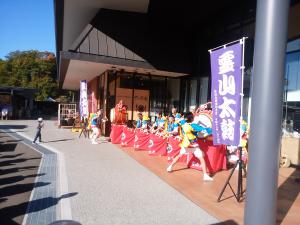A performance of the famous Ryōzen Taiko ・ 有名の霊山太鼓の演奏