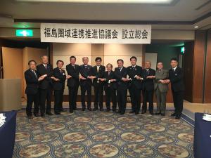首長とがっちり握手