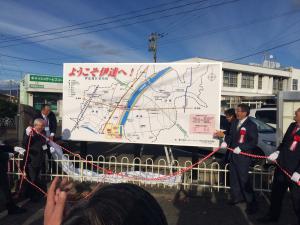 案内板の除幕式