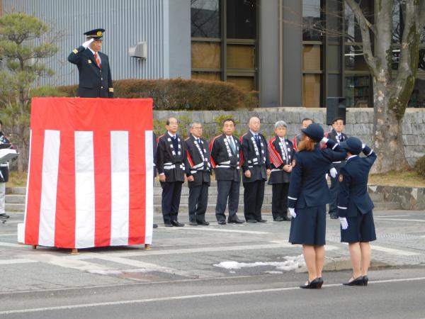 The Date City Mayor Saluting Female Community Firefighters ・女性の消防団員に敬礼する伊達市長