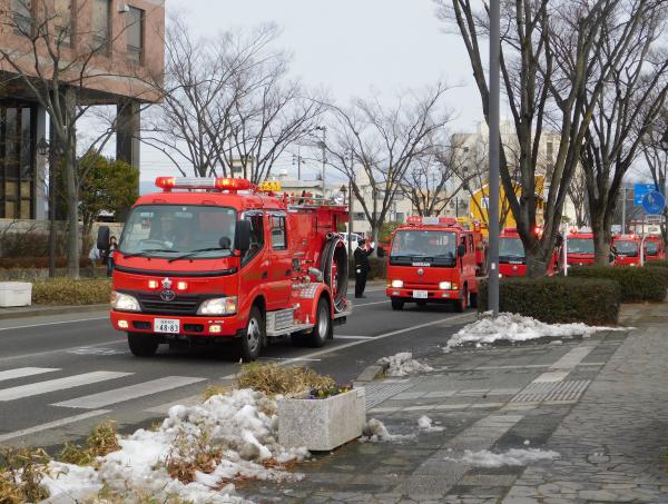 Date City’s Community Firefighting Engines Parade through Hobara ・ 保原の中に行進する伊達市消防団の消防車