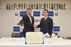福島大学の中井学長と握手