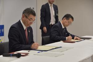 協定書に署名