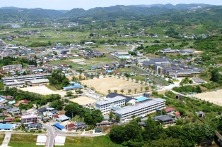 上空から見た梁川城跡の写真