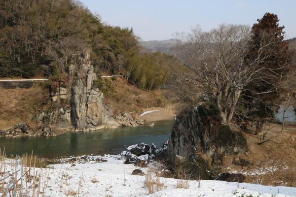 Yanagawa’s Boulders of Bounding Monkeys ・ 梁川の猿飛岩