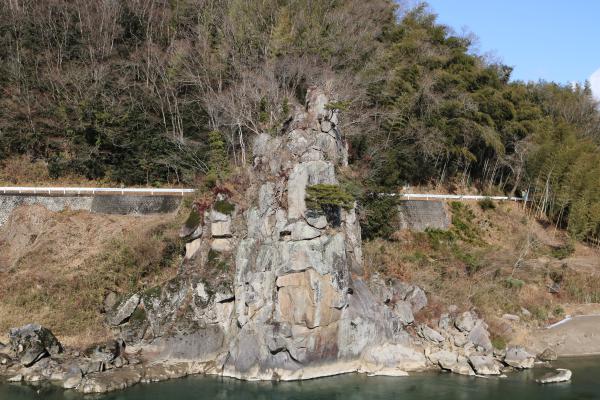 A Sheer Granite Cliff Rises out of the Abukuma River・ 阿武隈川から突き出る花崗岩の絶壁