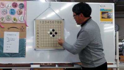 黒い石は白い石を捕まる