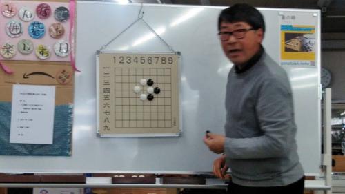 白い石は黒い石を捕まる